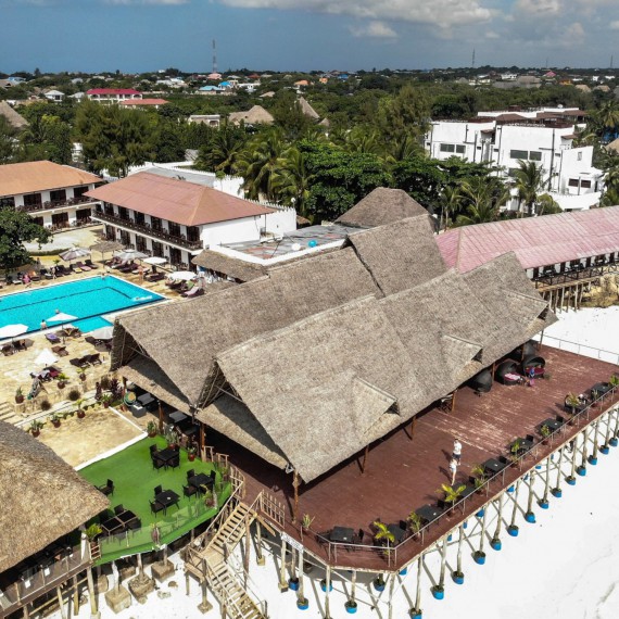 Hotelový komplex Amaan bungalows se nachází v centru vesnice Nungwi. Vše tu máte jen pár kroků od sebe.