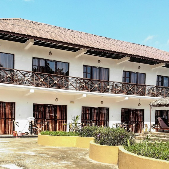 Nová část hotelu s bazénem a příjemným výhledem. Starší část se nachází přímo nad vodou stejně jako restaurace.