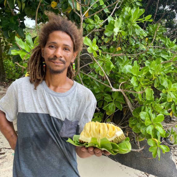 Na pláži se osvěžíte čerstvým jackfruitem