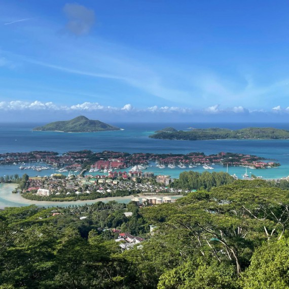 Celkový výhled na Seychely. 115 ostrovů a ostrůvků