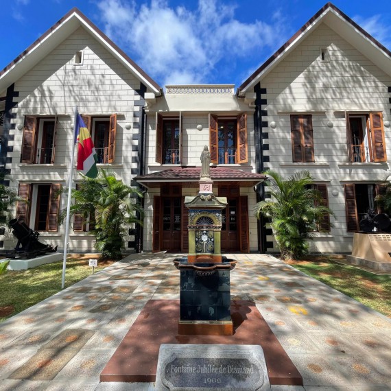 Nejkrásnější koloniální stavba v Mahé 