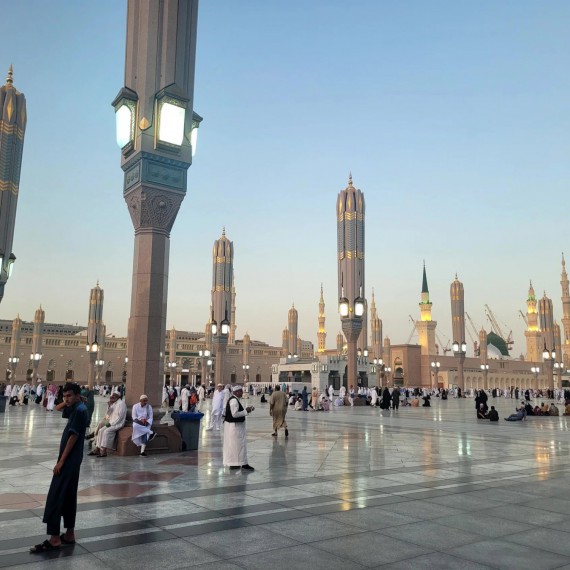 Medina patří mezi dvě svatá města islámu. Právě zde v prorokové mešitě je pohřben prorok Muhammad