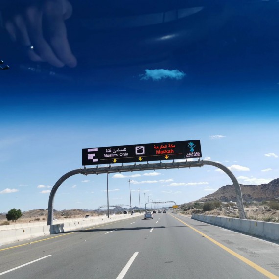 Legendární Mekka je zatím přístupná pouze muslimům