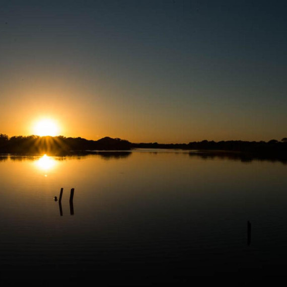 Rio Mutum (ECO) Lodge se nachází 130 km od letiště v Cuiaba. Budeme zde chodit v období sucha, od dubna do září, kdy jsou srážky vzácné a teploty jsou docela příjemné, protože později, v období dešťů vám Pantanal dokáže, že to je největší bažina na světě.