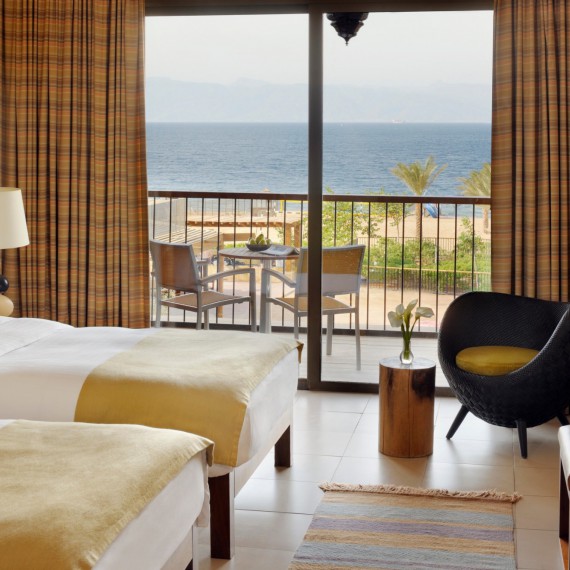 Superior pokoj s výhledem na moře v Mövenpick Resort & Spa Tala Bay Aqaba