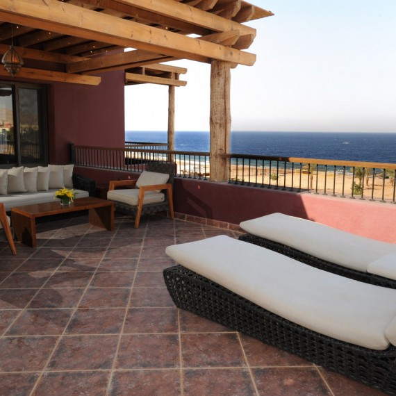 Terasa v grand suite sea view, jedna z nejlepších pokojů v Mövenpick Resort & Spa Tala Bay Aqaba
