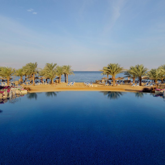 Hlavní hotelový bazén, ktorý poteší každého. Mövenpick Resort & Spa Tala Bay Aqaba