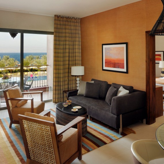 Suite sea view room v Mövenpick Resort & Spa Tala Bay Aqaba