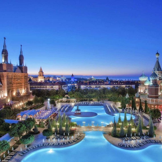 Rezort v Antalyi nabízí několik bazenů 