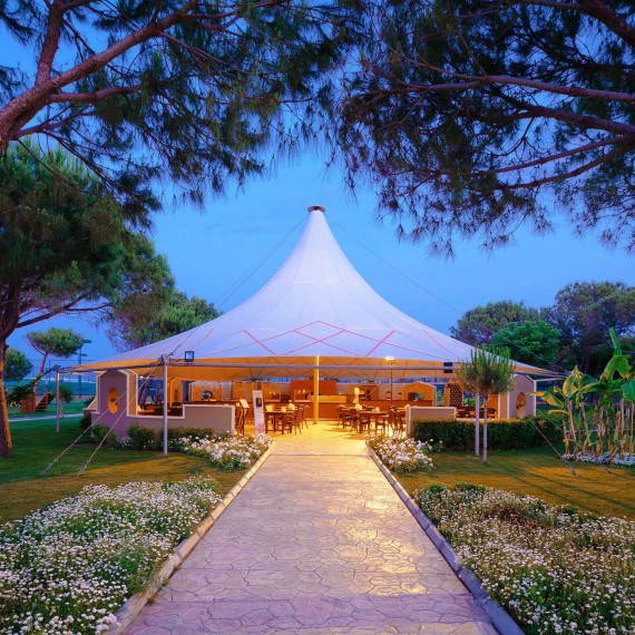 Hotel nabízí několik restaurací 