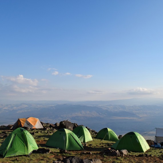 Čeká nás několikadenní trek až na samotný vrchol. Začínáme ve výšce cca 2200 m n. m. a vrchol Araratu leží ve výšce 5137 m n. m.