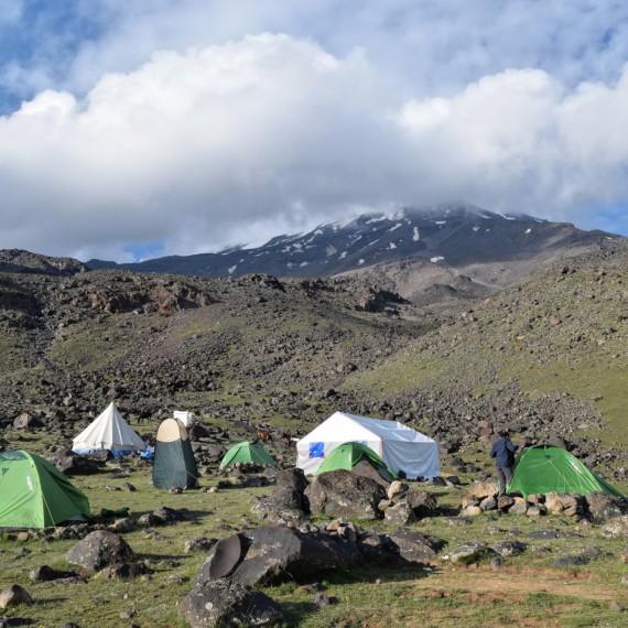 Přes den jdeme několik hodin, nezapomínáme však ani na odpočinek a aklimatizaci 