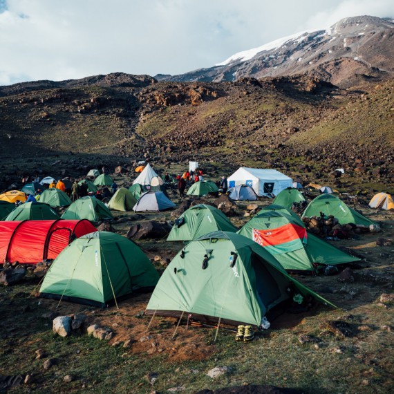 Už jsme těsně pod vrcholem. Nejvyšší kemp leží ve výšce 4200 mnm a ačkoli to máme odsud na vrchol už „jen“ tisíc výškových metrů, pojedeme 6 až 7 hodin