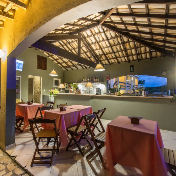 V centru města, které je vzdálené jen 600 m (Rua de Pedras) se nachází mnoho barev a malých restaurací