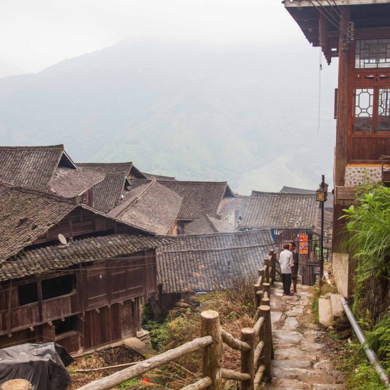 Mezi terasovými poli jsou rozptýlené horské vesničky