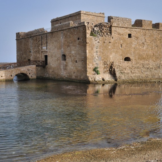 Kamenný hrad vedle přístavu v Paphosu 