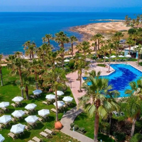 4* hotel Aquamare Beach Hotel & Spa s bazénem, pláží a kyperskou pohodou 