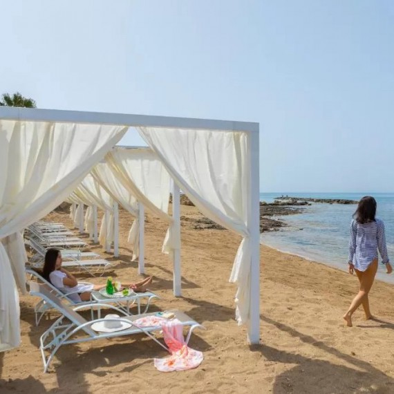 Soukromá pláž s altánkami, Aquamare Beach Hotel & Spa