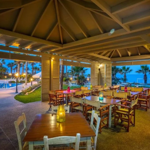 Restaurace v Aquamare Beach Hotel & Spa