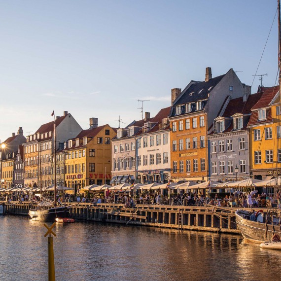 Barevné domečky v Nyhavn na břehu kanálu patří k nejpříjemnějším místům celého města