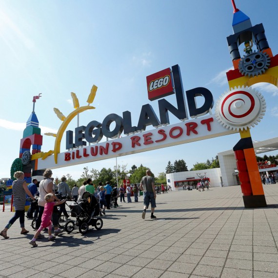 Kde najdete nejvíce kostek lega na světě? Přece v Legolandu. Vstupujeme do LEGO světa.