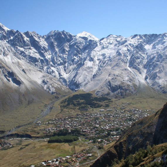Městečko Stepantsminda při pohledu od ikonického kláštera Tsminda Sameba