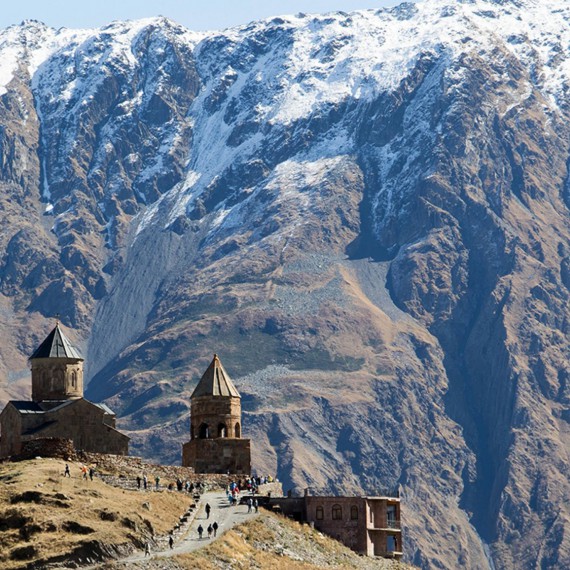 Klášter Tsminda Sameba Gergeti na vršku nad Stepantsminda patří k ikonickým místům Gruzie