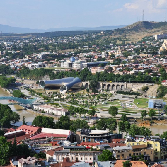 Tbilisi při pohledu z pevnosti Narikala