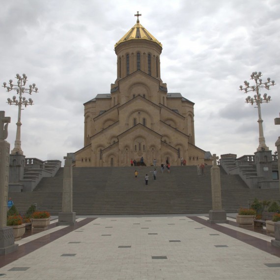 Obrovský klášter Tsminda Sameba je dnes největším svatostánkem celého Tbilisi