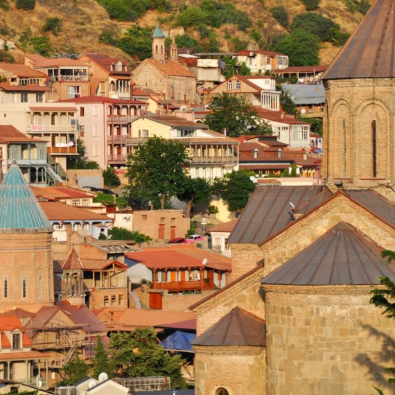 Centrum starého Tbilisi je protkané kláštery, věžemi a zvonicemi