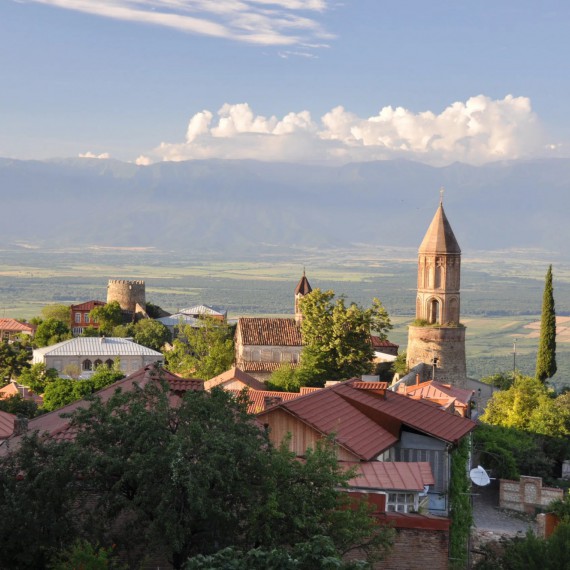 Malé městečko Signagi v romantickém prostředí 