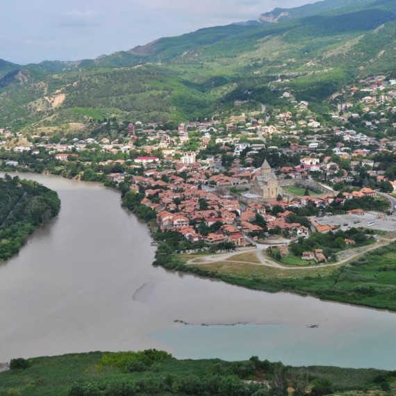 Mccheta má nádhernou polohu na soutoku dvou řek 