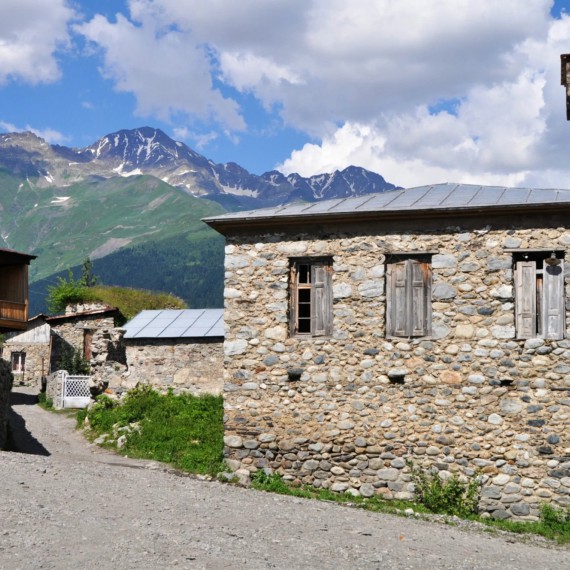 Mestia v odlehlé oblasti Svaneti je známá svou zapomenutou kamennou architekturou