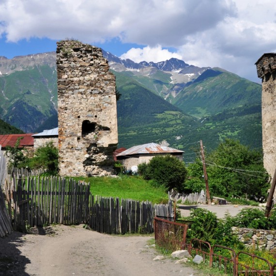 Kamenné věže jsou typické pro oblast Svaneti