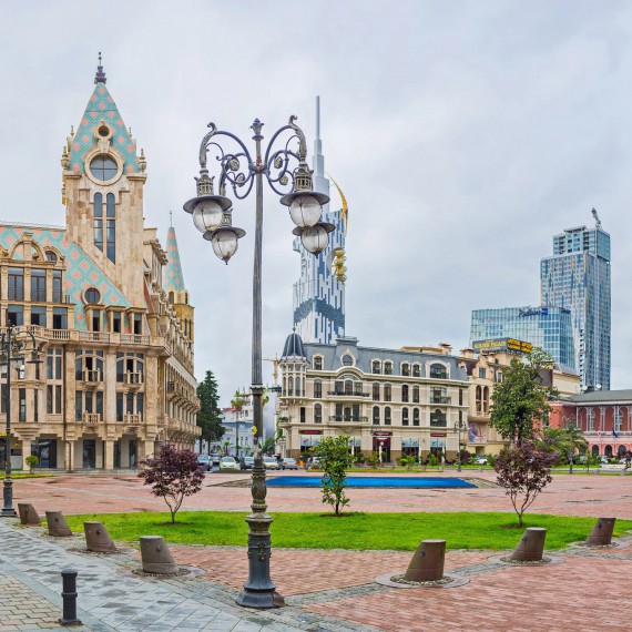 Náměstí Evropy v centru dnešního Batumi zdobí nádherné budovy