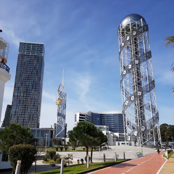 Batumi má místy přímo futuristické rysy a v Gruzii rozhodně předběhlo dobu