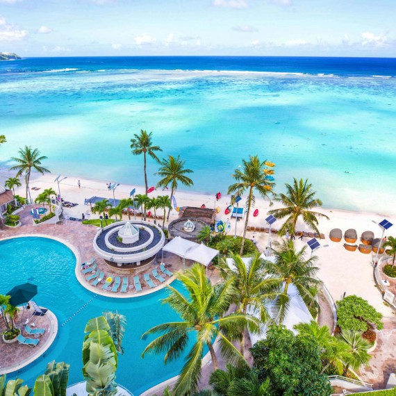 Resort nabízí elegantní 5* ubytování na soukromé pláži v Tumon