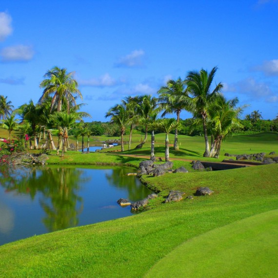 Sedm golfových hřišť na ostrově mluví samo za sebe. Guam je rájem golfistů. Zahrajte si golf nedaleko Mariánského příkopu.