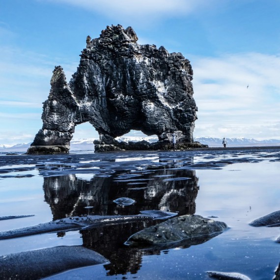 Známý skalní útvar Hvitserkur, který připomíná zkamenělého slona stojícího v mělkých vodách Húnafjörður