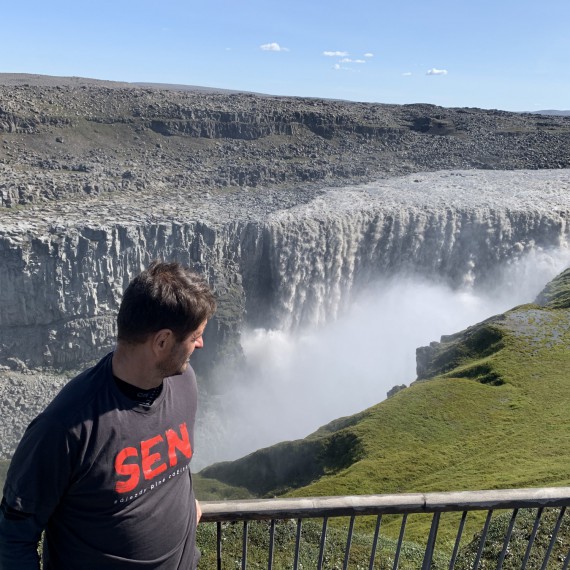 SEN u vodopádu Detifoss