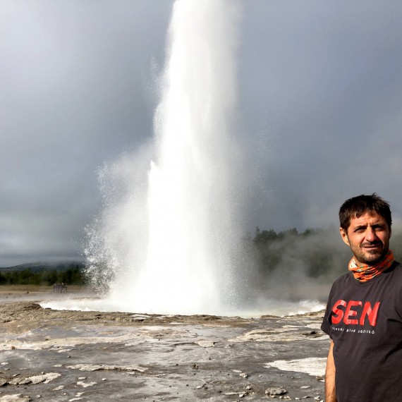 SEN a gejzír Strokkur