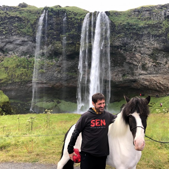 SEN u vodopádu Seljalandsfoss