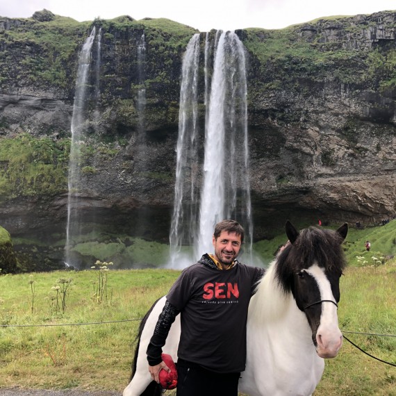 SEN u vodopádu Seljalandsfoss