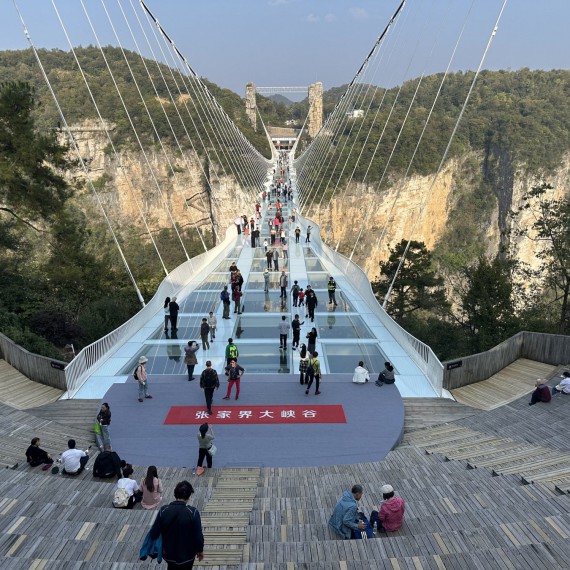 Nejvyšší skleněný most na světě 