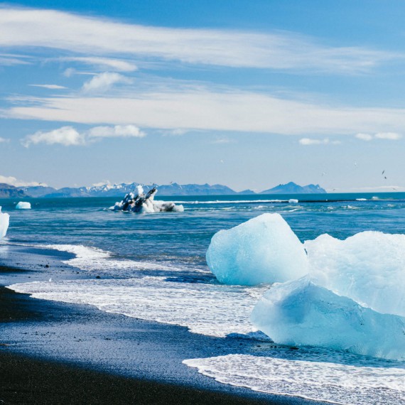 Na Diamantové pláži se potkává ledovec s Atlantským oceánem