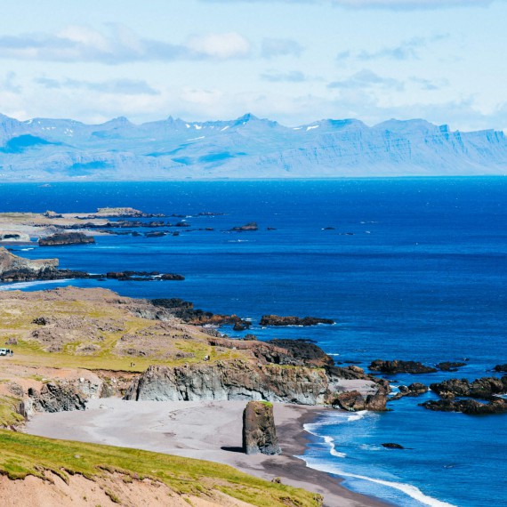 Malebná pobřežní cesta na východ ostrova