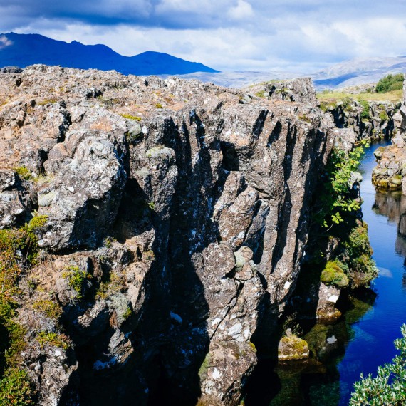 Kontinentální trhlina v Národním parku Þingvellir, kde lze pozorovat, jak se Island trhá na dvě části