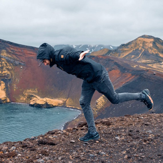 V kaldeře malé vyhasnuté sopky, která je zaplněná průzračnou vodou