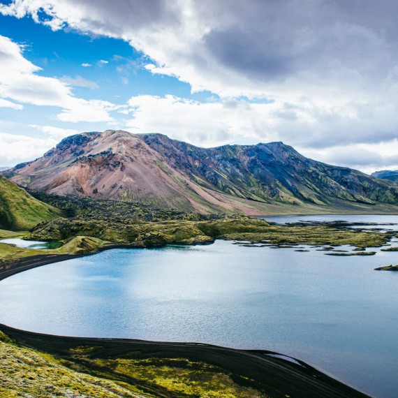 Vulkanické jezero Frostastadavatn ve vnitrozemí Islandu 
