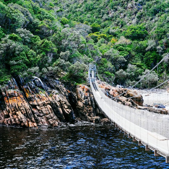 Přes ústí řeky Storm vede visutý můstek po kterém se projedeme.